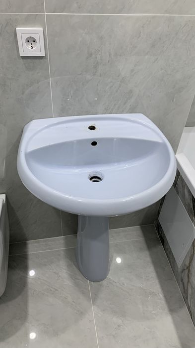 Раковина с ножкой