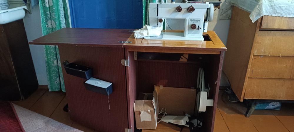 Швейная машинка Чайка