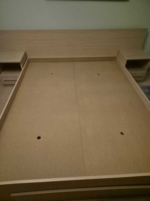 Pat dormitor cu 2 noptiere.