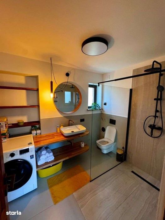 Proprietate independentă energetic format din 2 case si anexe