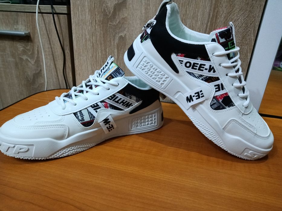 Adidași Casual Bărbați – Stil, Confort și Versatilitate+TĂLIPCI CADOU