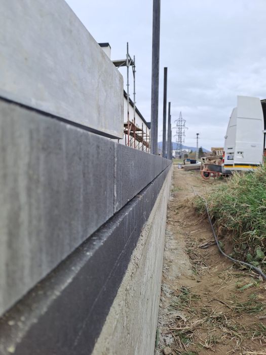 Constructii case la rosu / la cheie / acoperise / garduri / fatade