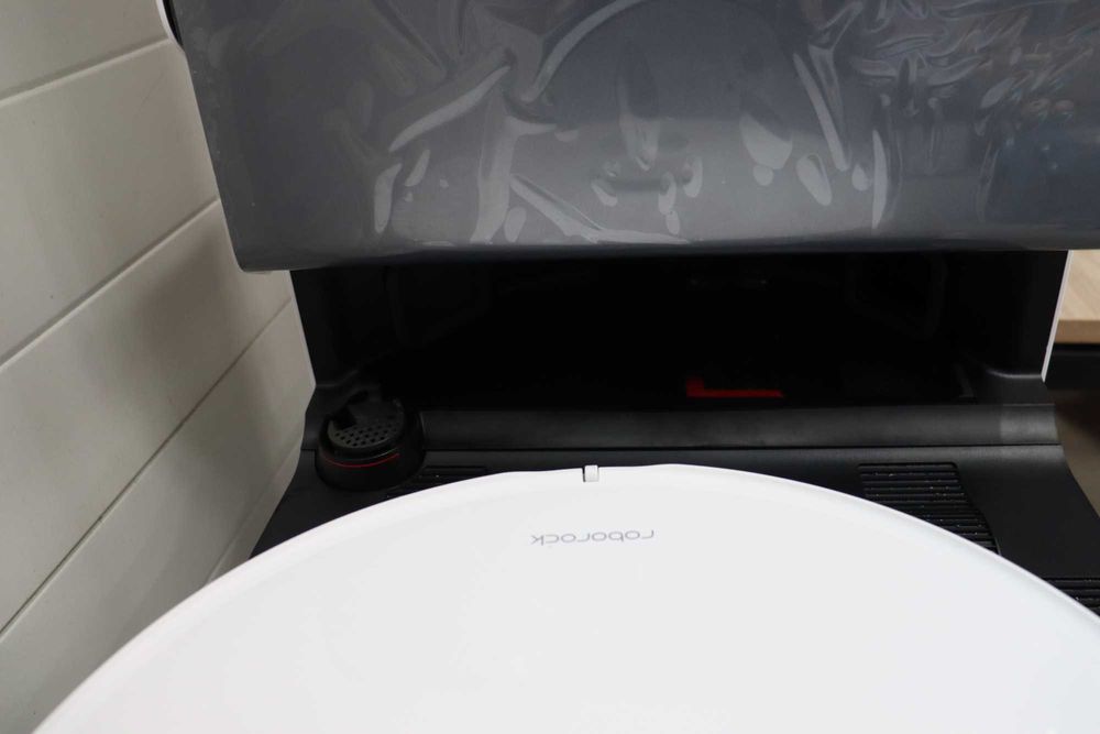 Роботизирана прахосмукачка roborock S8 MaxV Ultra с функция за моп и повдигащ моп, обстойно почистване благодарение на разтегателната странична четка