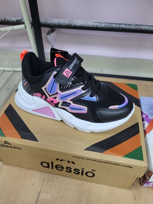 Кроссовки новые на девочку