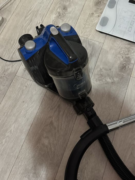 Пылесос Media рабочий