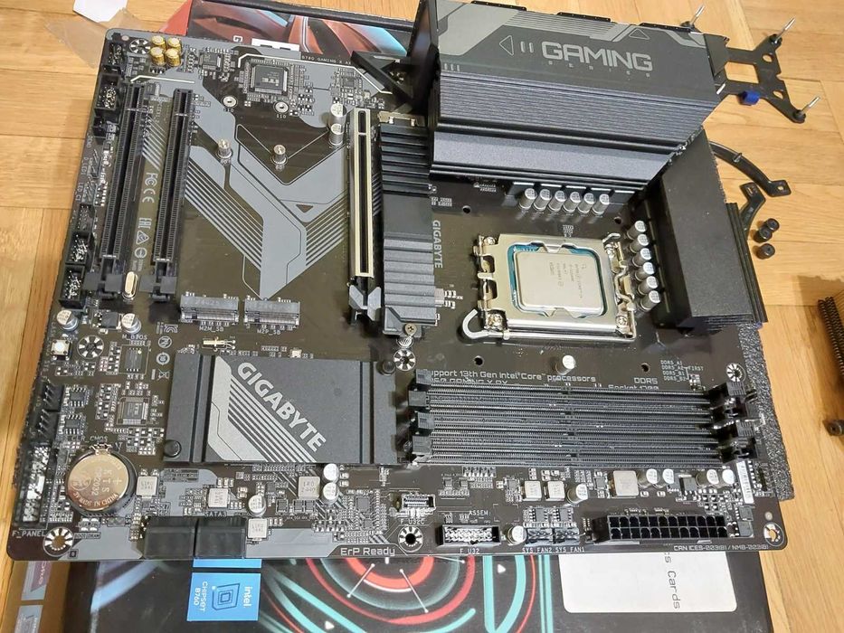 Intel Core i5 12600K + Gigabyte B760 Gaming X AX Wi-Fi DDR5