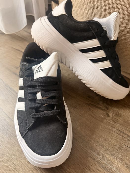 Маратонки Adidas и кецове Converse