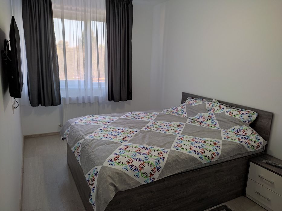 Închiriez ap nou 3 camere  200 lei