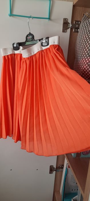 Поли оранжева и зелена