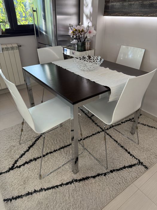 Трапезарна маса с четири стола