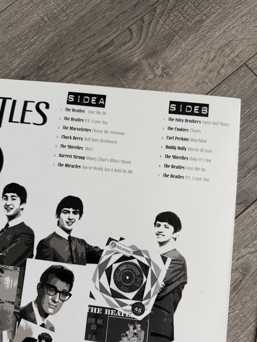 Виниловый проигрыватель и диски в подарок