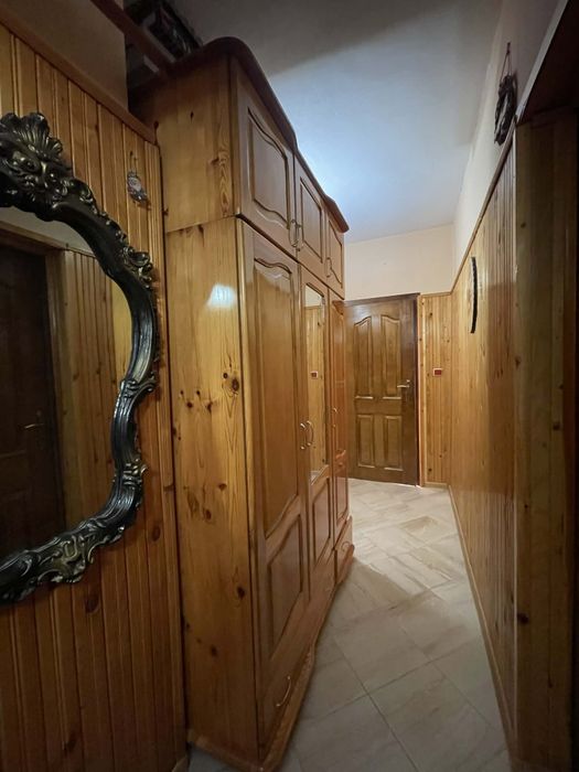 Дървен гардероб от чам