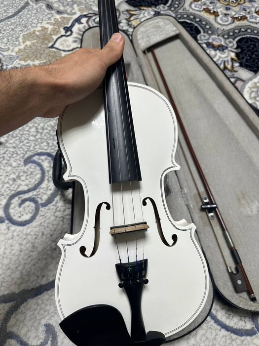 Srochni Oq skripka sotiladi 250$ kelishamiz