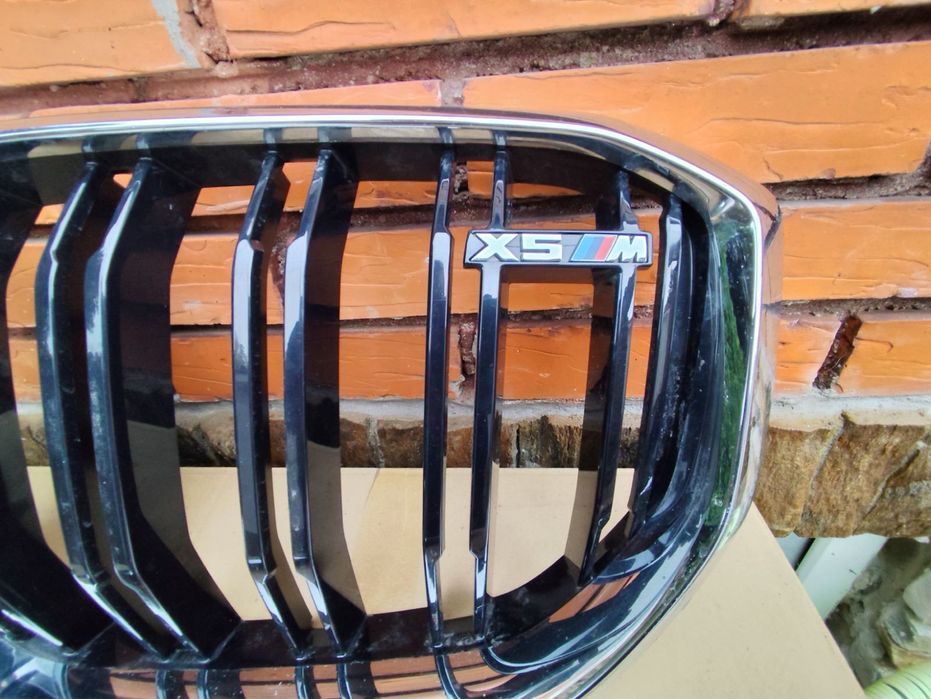 Решетка за BMW F95 X5M със лайстните за калниците.