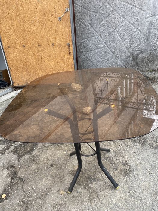Masă de sticlă cu picioare negre