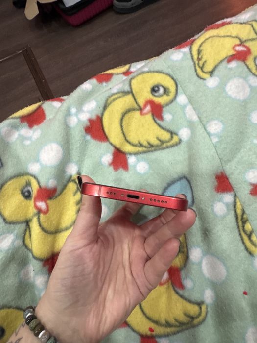 Айфон 12 красный