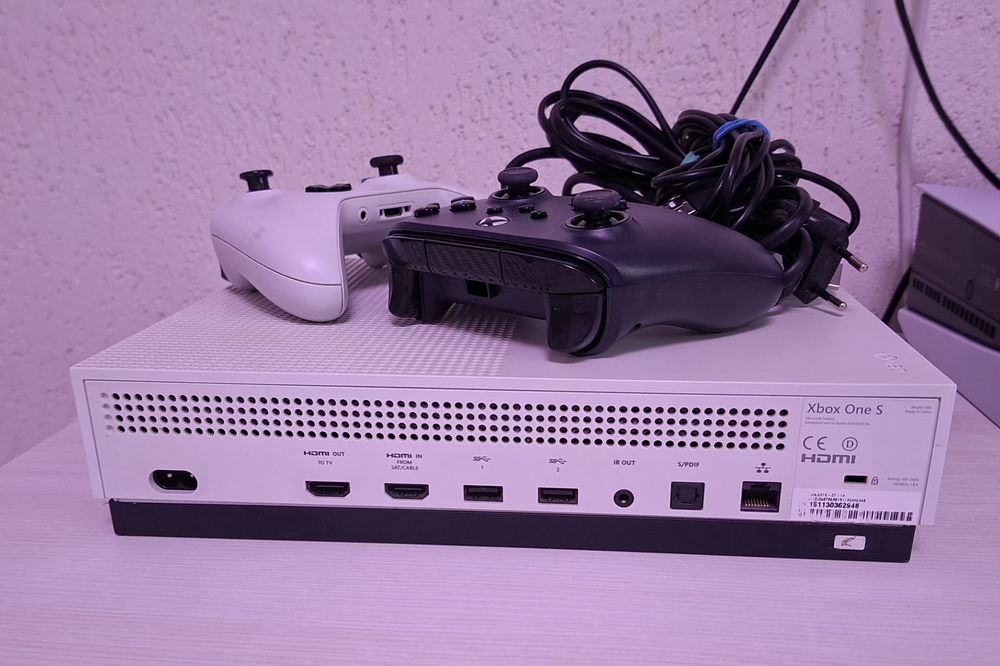Consolă Microsoft Xbox One S 500Gb