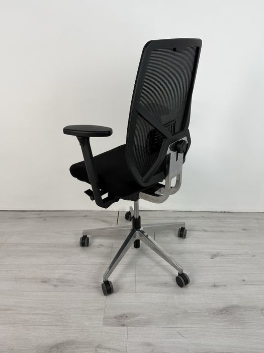 Офис столът Mesh 4 е най-новият модел С многобройни функции обзавеждан