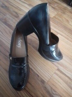 Продам новые туфли две пары