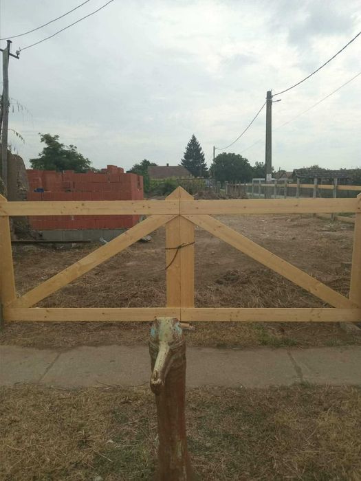 Casă în construcție și teren