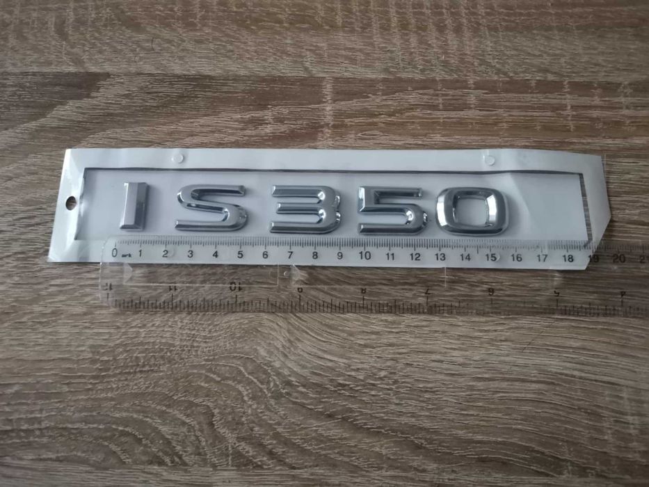 сребрист надпис Lexus IS 350