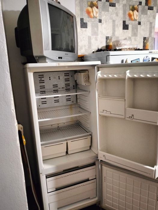 Холодильник Бирюса , в подарок телевизор