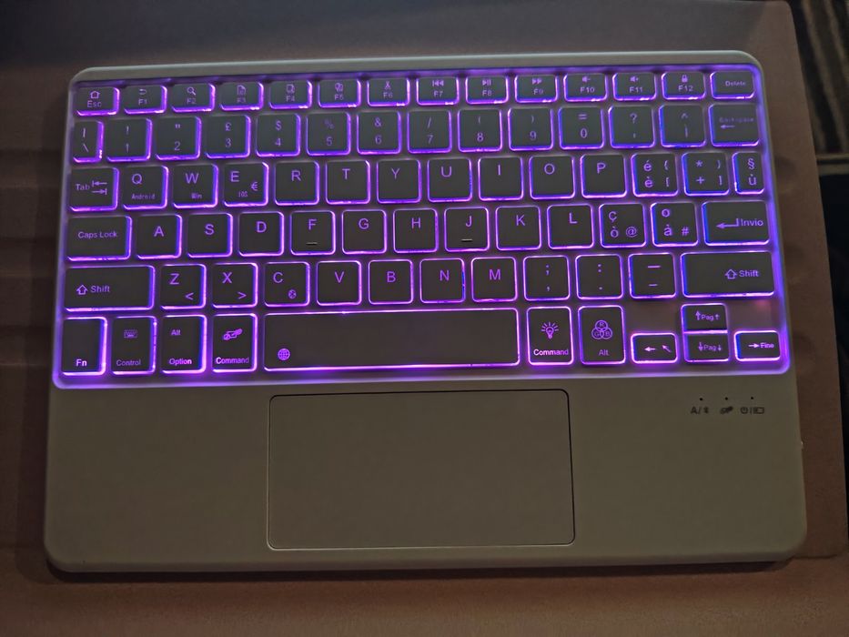 Husa cu tastatura pentru tableta iPad 10.9"