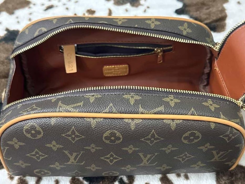 Продам красивую косметичку 2-в-1