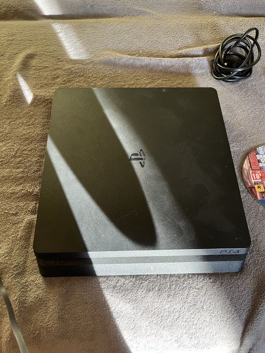 Vand ps 4 in stare buna