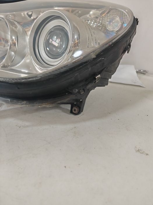 Far dreapta stanga Mercedes CLS  W219 Bi-Xenon HELLA original complet volan stanga