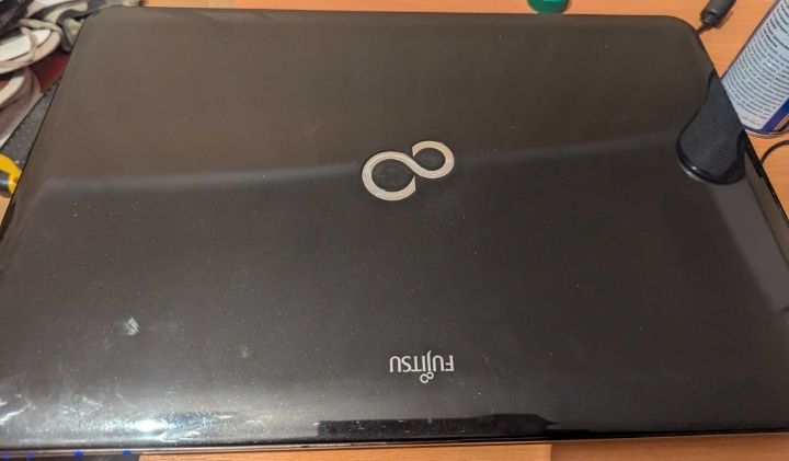 Ноутбук Fujitsu работает от сети