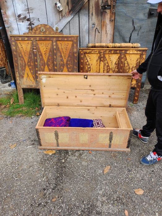 Tăblii de pat și ladă de zestre vechi