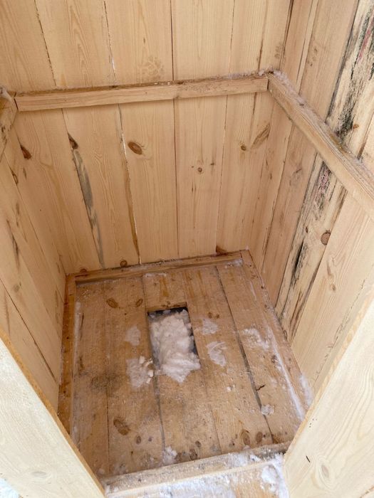 Уличный туалет деревянный и дачные