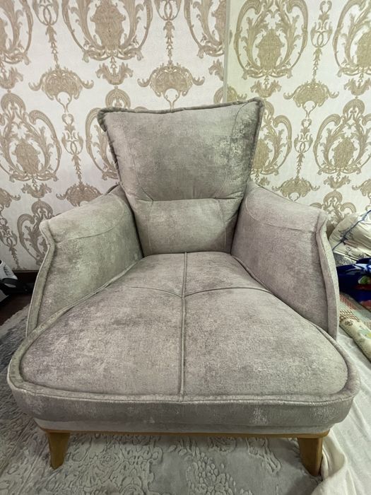 Срочно продается диван с двумя креслами совсем новый