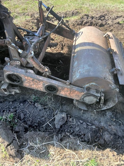 Вспашка земли плуг, фреза