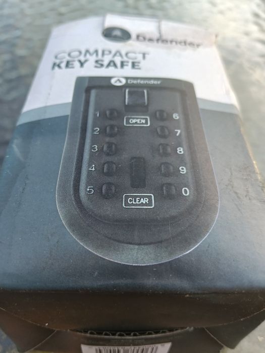 Compact key safe defender