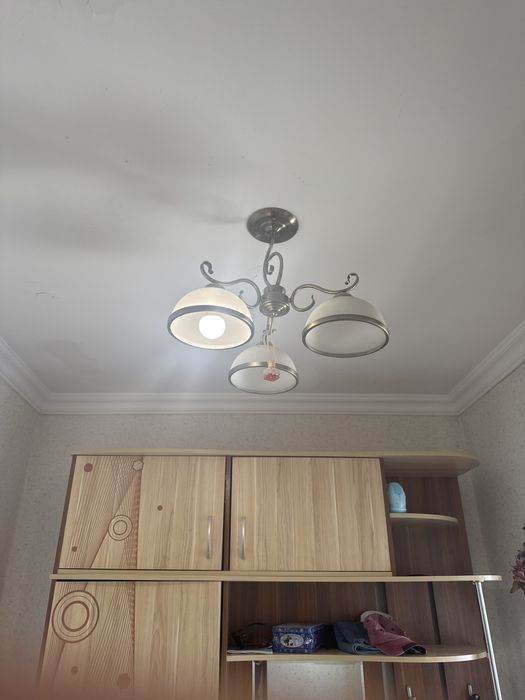 Люстра продаётся в нормальном состояние много лампочек