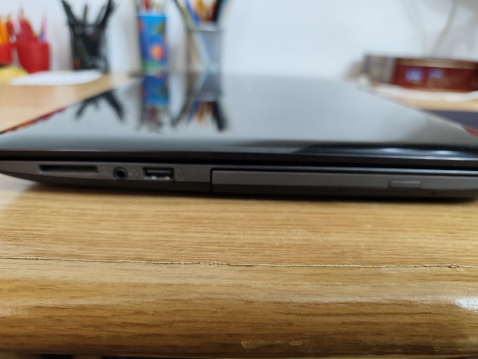 Laptop Asus X556U din 2016 cu Windows 10 instalat