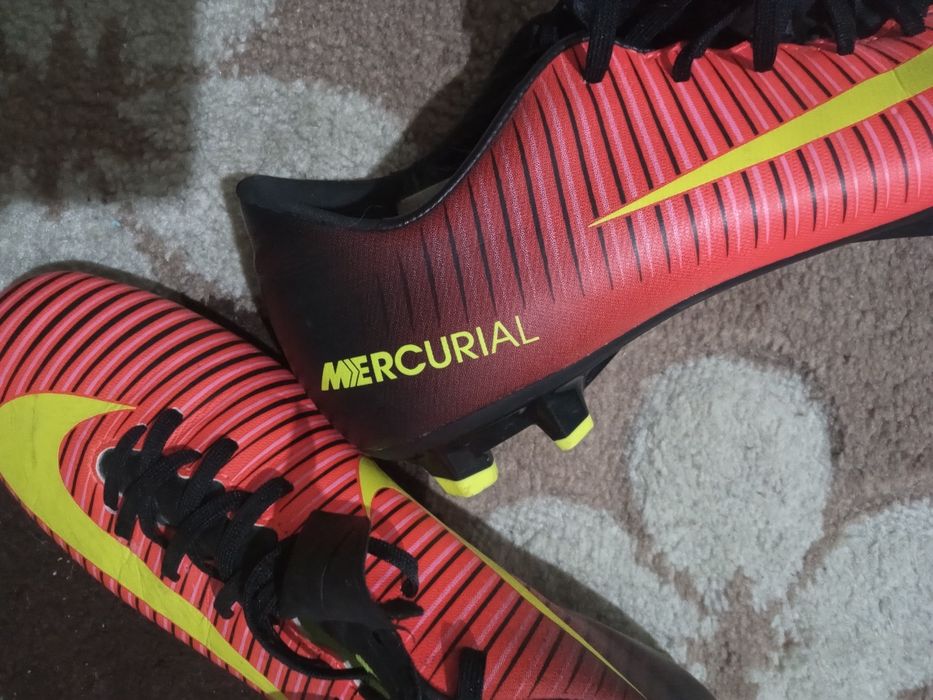 Nike  Adidași Fotbal