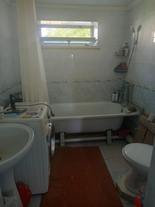 Үй сатылады. Орта жағдайда.