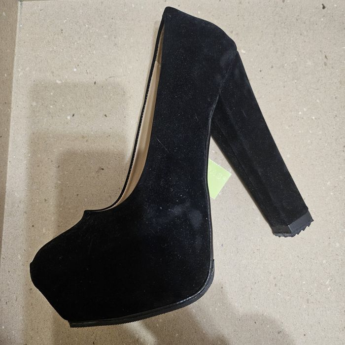 Зимни боти на ток и кубинки