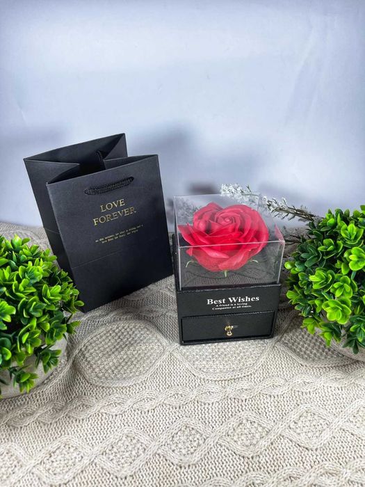 Луксозна кутия с вечна роза и колие по избор нов подаръчен комплект