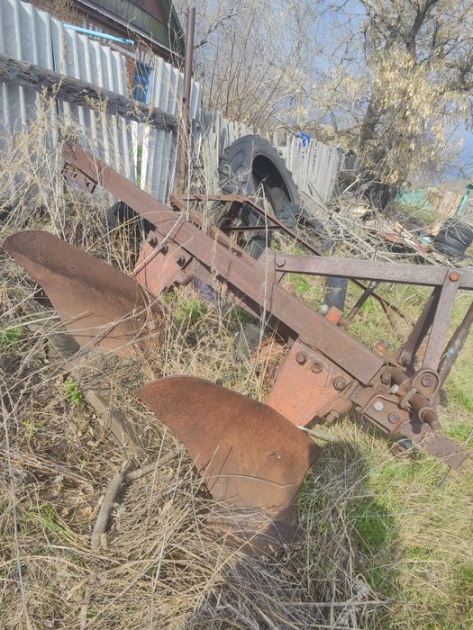 Плуг 3 корпуса в рабочем состоянии