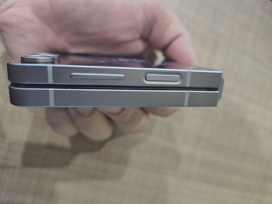 Samsung Galaxy Z Flip 6 с гаранция и застраховка