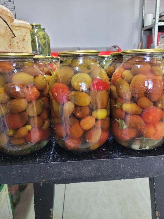 Огурцы в банке и памидоры