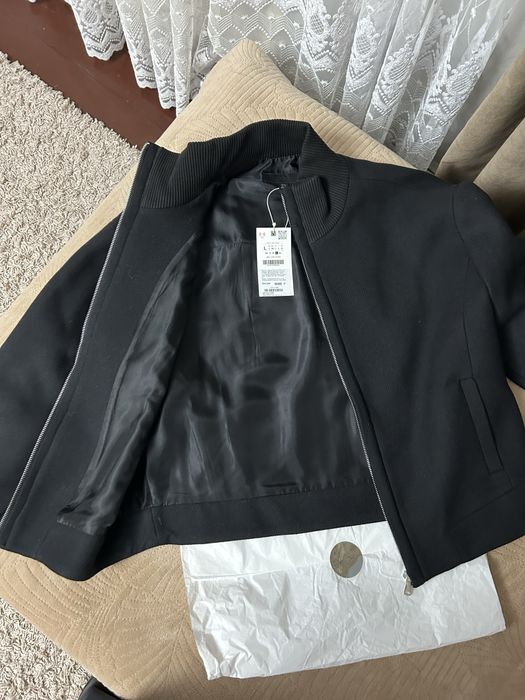 Продам шерстяной бомбер Zara