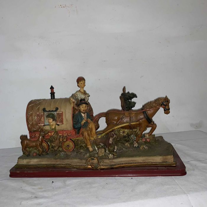 Poveste transpusa într-un bibelou