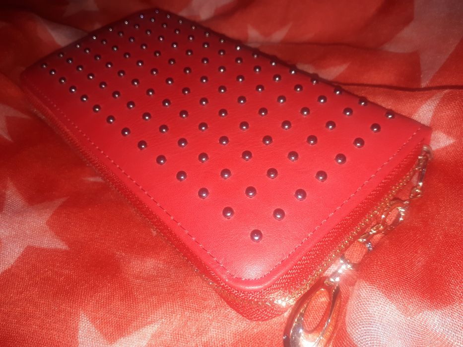 Дамски портфейл в червено