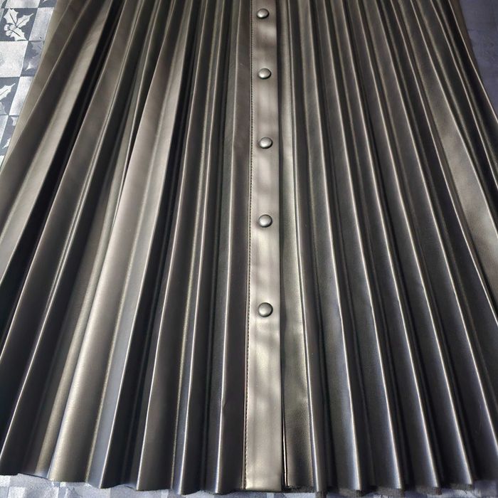 Нова плисирана кожена пола  "Stradivarius" "Страдивариус" XS размер