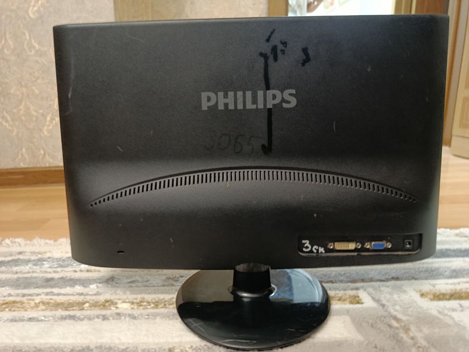 Монитор Philips.